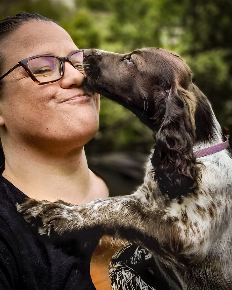 Elina and Alba, one of the A-litter puppies, sharing a nose kiss